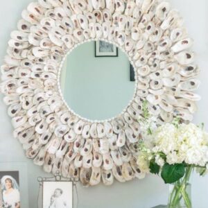 Miroir avec un cadre en coquilles d'huitres